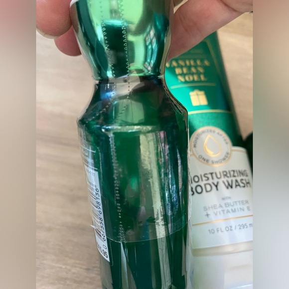 4 Piece Bath & Body Works Vanilla Bean Noel Body Wash, soap, Lotion Set - Picture 4 of 5